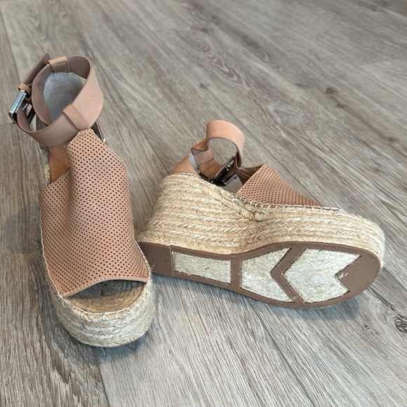 Marc Fisher wedge sandal. - Picture 4 of 4